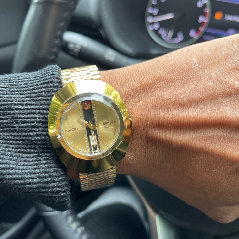 It’s a beautiful unique Rado automatic with no scratches and comes with the gold